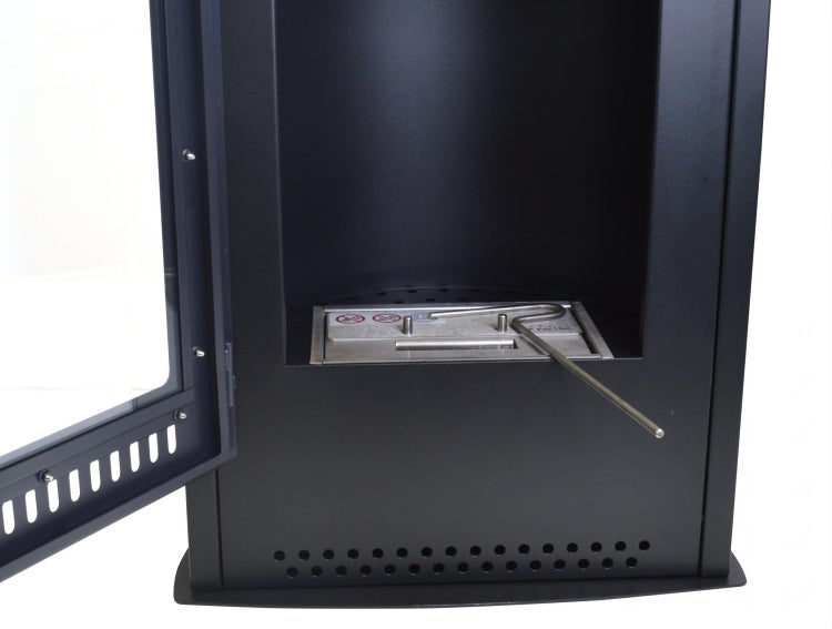 Innenansicht eines Ethanolkamins mit geöffneter Tür und Löschwerkzeug