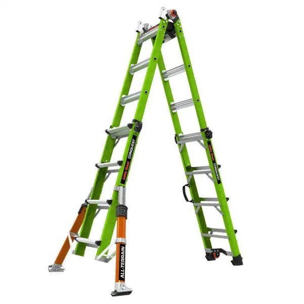 Little Giant Conquest All-Terrain Mehrzweckleiter aus Aluminium mit verstellbaren Standbeinen für unebene Untergründe.