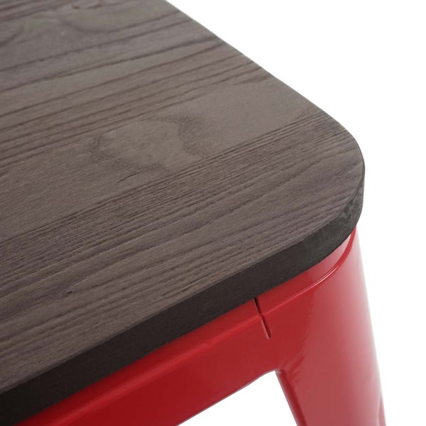 Detailansicht eines Hockers mit Holzplatte und Metallgestell