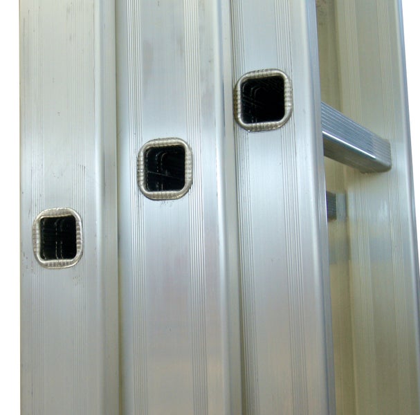 Detailaufnahme einer Aluminiumleiter mit Sprossen