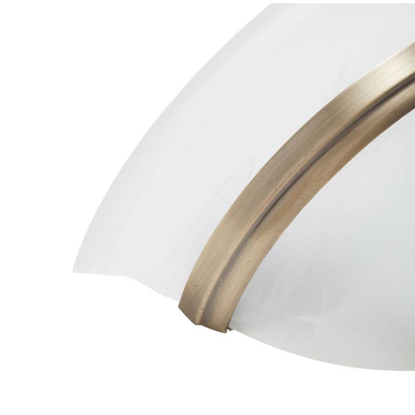 Nahaufnahme einer Leuchte aus mattiertem Glas mit einem Metallelement in gebürsteter Messing-Optik.