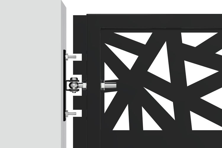 Schwarzes Metalltor mit geometrischem Muster, befestigt an einem Pfosten mit verstellbarem Scharnier und Bolzen.