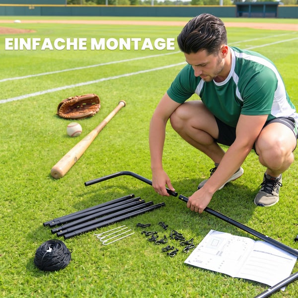 Ein Mann baut auf einem Sportplatz ein Sportnetz oder einen Rahmen zusammen, mit Einzelteilen wie Stangen, Haken, Heringen und Anleitung.