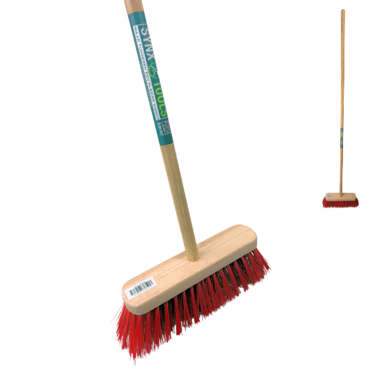 Kehrbesen mit Holzstiel und Borsten