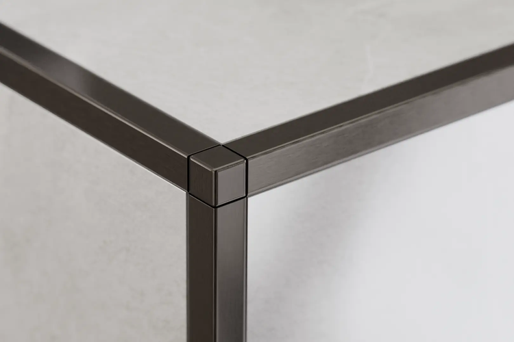 Detailansicht eines Tisches mit Metallrahmen und Tischplatte