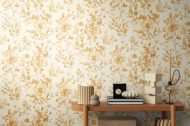 Vliestapete mit floralem Blumenmuster an einer Wand hinter einer schmalen Holzkonsole mit dekorativen Wohnaccessoires.