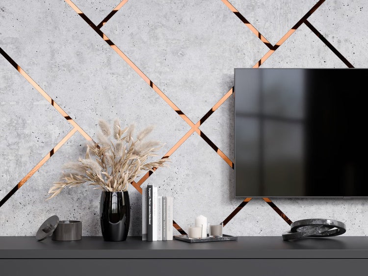 Dekoratives Wohnzimmer mit Fernseher, Vase und geometrischem Wanddesign