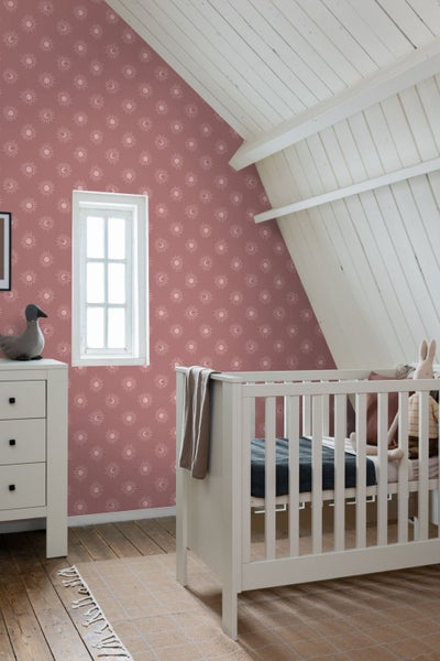 Babyzimmer mit gemusterter Tapete, Kinderbett und Kommode