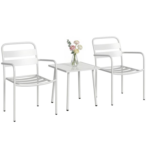 Dreiteiliges Gartenmöbel-Set aus Metall mit zwei Armlehnenstühlen im Latten-Design und einem quadratischen Tisch.