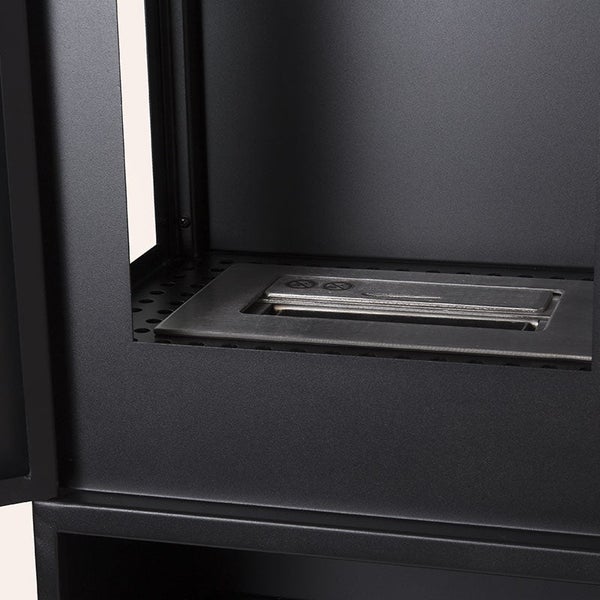 Nahaufnahme eines Ethanolkamins mit Metalleinsatz