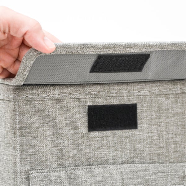 Graue Aufbewahrungsbox aus Stoff mit Klettverschluss.