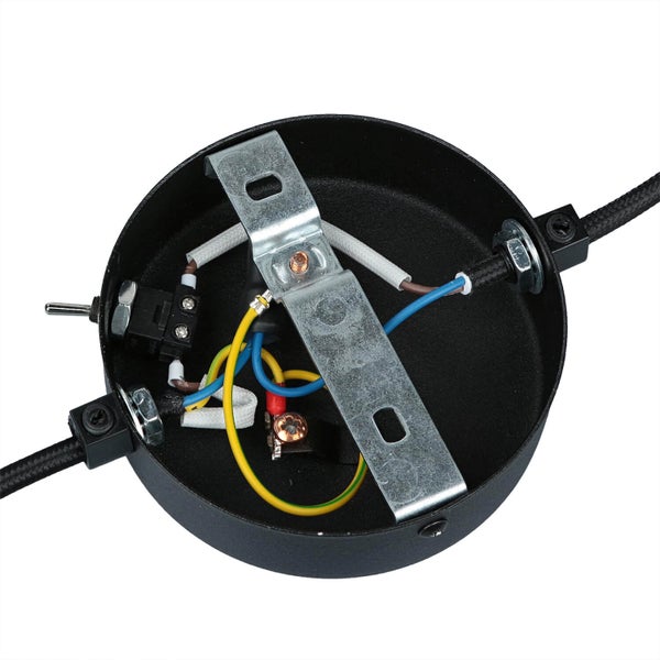 Innenansicht einer Lampenfassung mit Kabeln und Metallbefestigung