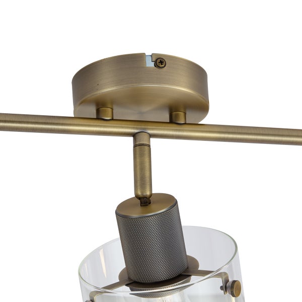 Detailansicht einer Deckenleuchte mit Metallelementen und einem Glasschirm