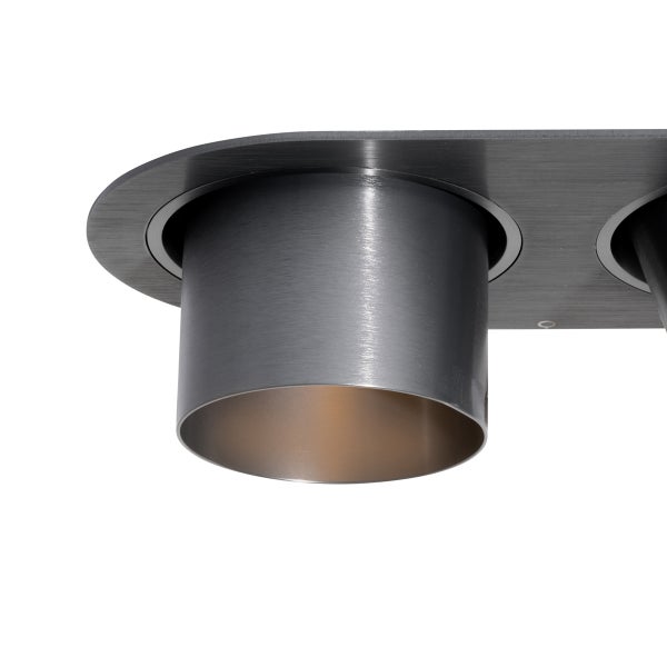 Detail einer zylindrischen Deckenleuchte aus gebürstetem Metall in Anthrazit.