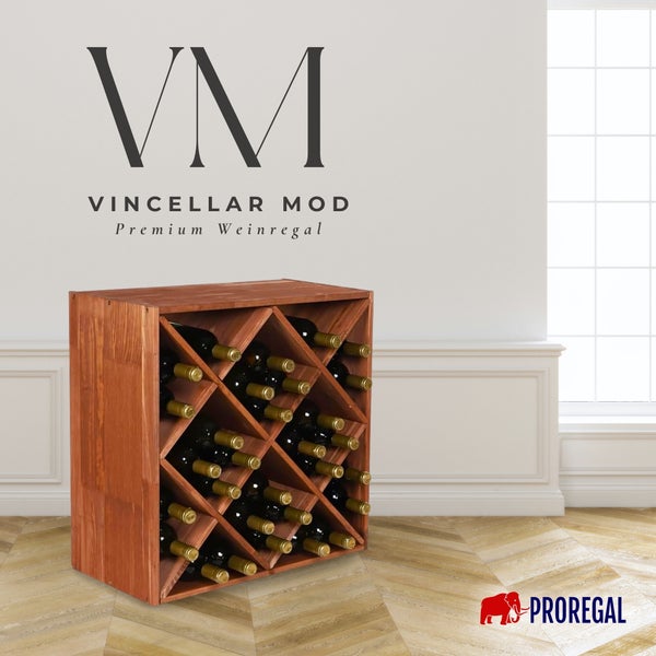 Weinregal aus Holz mit X-Einsatz und Weinflaschen in einem hellen Raum mit Fischgrätparkett. Proregal Logo. Vincellar Mod Logo.