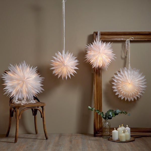 Festlich dekoriertes Wohnzimmer mit Weihnachtsbaum, Kamin und Dekorationen