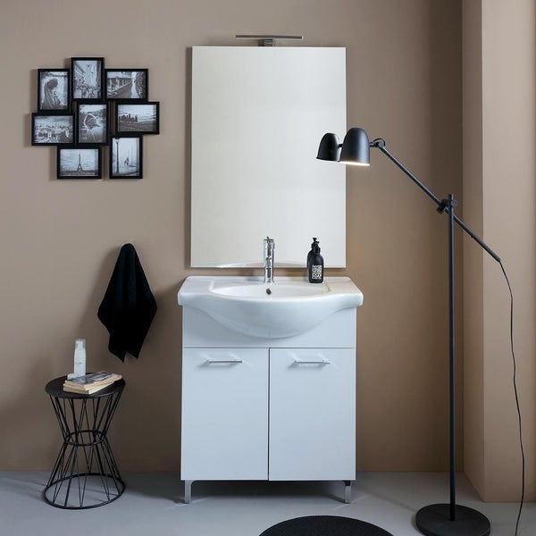 Badezimmer mit weißem Waschtischunterschrank, Spiegel und schwarzer Stehlampe