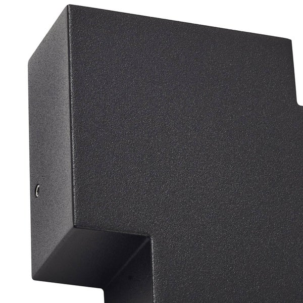 Moderne Außenwandleuchte in Schwarz mit strukturierter Oberfläche und eckigem Design.
