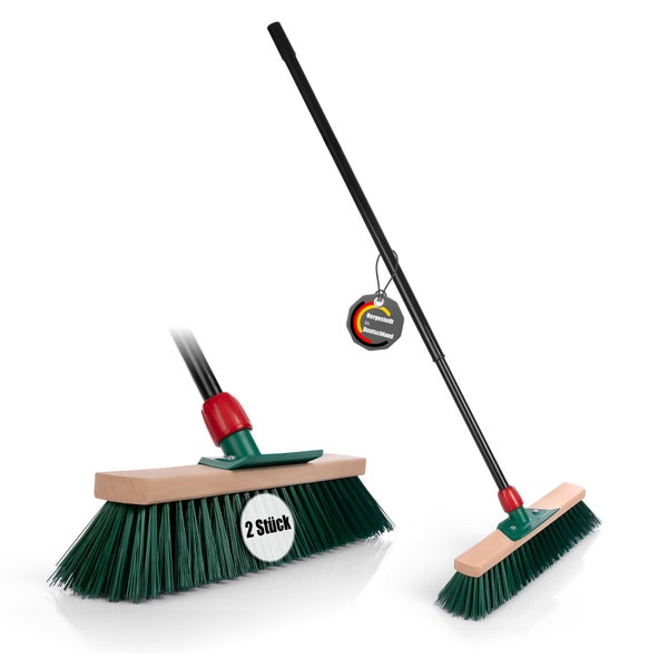 Zwei Saalbesen mit Stiel und dem Siegel Hergestellt in Deutschland.
