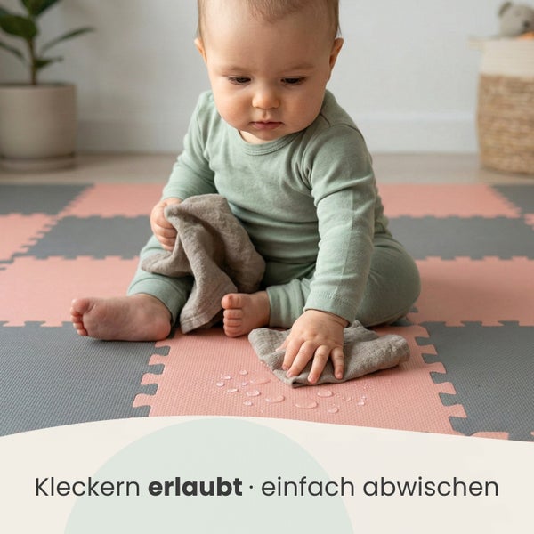 Baby wischt Flüssigkeit von einer Puzzlematte aus Schaumstoff ab. Die Spielmatte ist leicht zu reinigen und abwischbar.