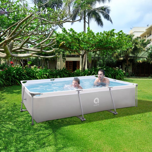 Rechteckiger Stahlrahmenpool mit Personen im Garten
