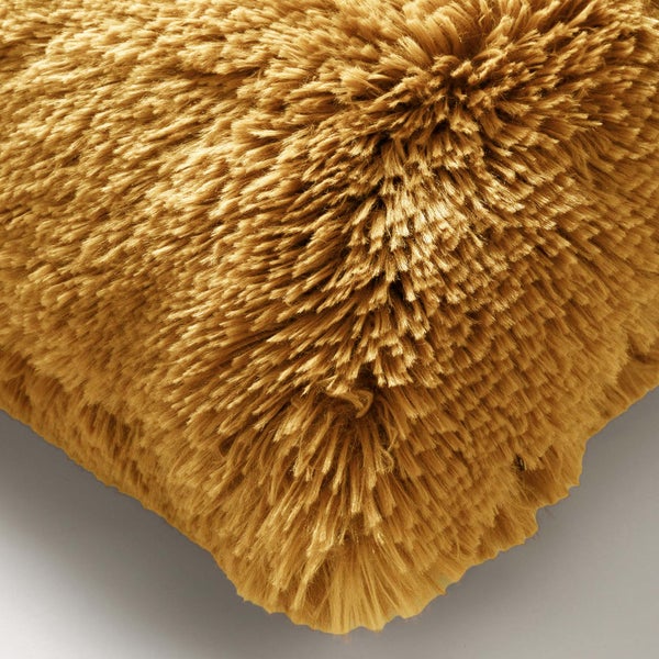 Dekokissen mit Zottelstruktur