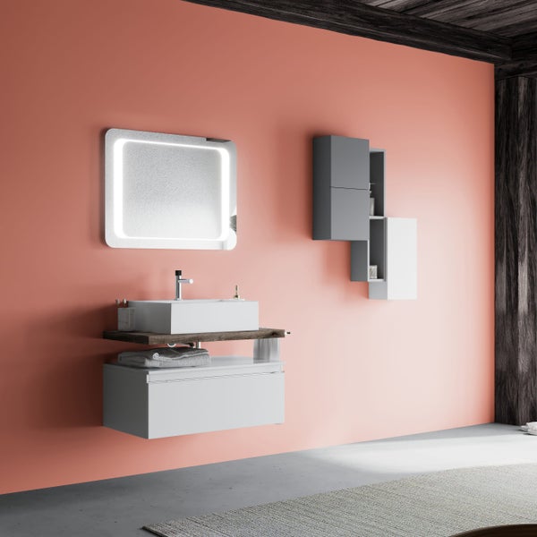 Modernes Badmöbel-Set mit weißem Aufsatzwaschbecken auf Holzkonsole, hängendem Unterschrank, LED-Spiegel und mehrteiligem Wandschrank.