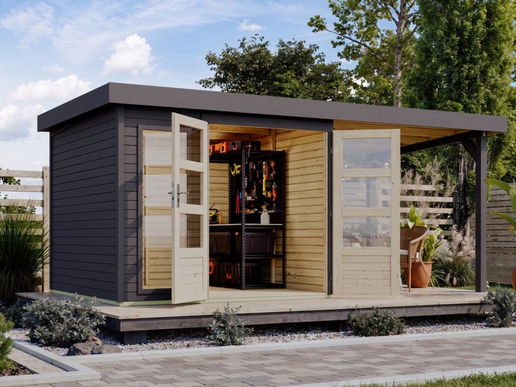 Modernes Gartenhaus in Anthrazit mit Flachdach, offenen Glastüren, Werkstatt-Innenraum und überdachter Terrasse auf einem Holzdeck im Garten.