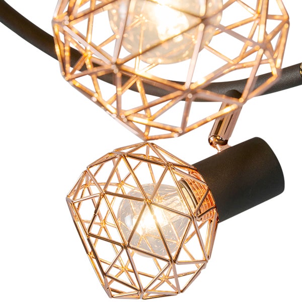 Deckenleuchte mit geometrischen Lampenschirmen aus Metall