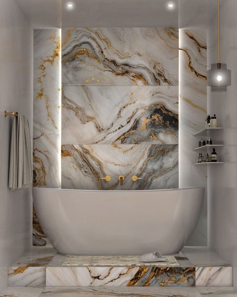 Badezimmer mit freistehender Badewanne, Marmorfliesen und dekorativer Beleuchtung