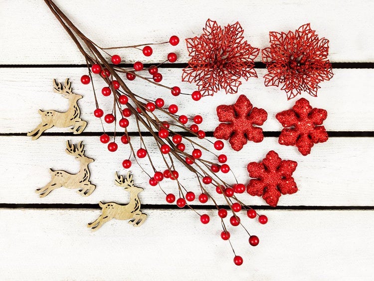 Weihnachtsdekorationsset mit Beerenast, glitzernden Sternen und Holzrentieren zur festlichen Dekoration.