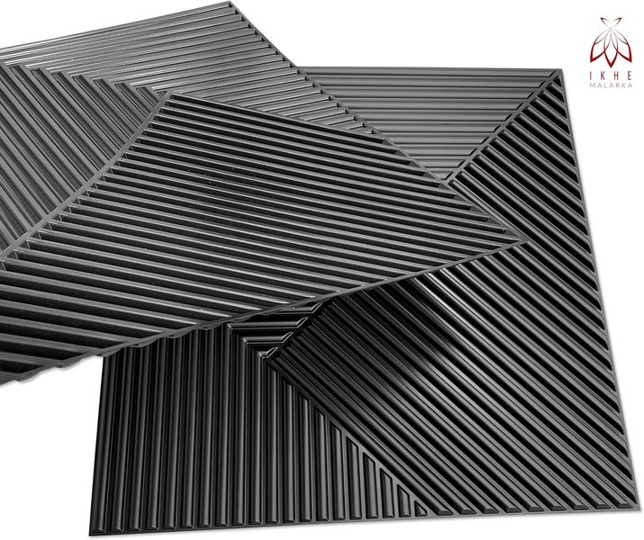 Quadratische Wandpaneele aus Kunststoff mit gerippter Struktur in geometrischem Design