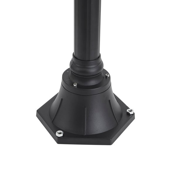 Sechseckiger Sockel einer schwarzen Außenleuchte mit silbernen Muttern und Bolzen.