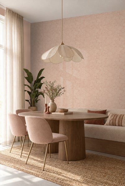 Esszimmer mit gemusterter Vliestapete, Holztisch, Stühlen und moderner Pendelleuchte in einem hellen und gemütlichen Wohnraum.