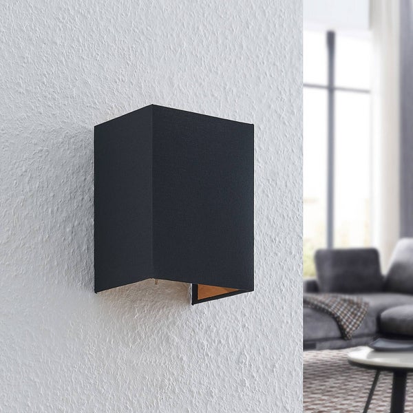 Moderne schwarze rechteckige Wandleuchte mit Stoffschirm und goldener Innenseite an einer weißen Wand im Wohnzimmer.