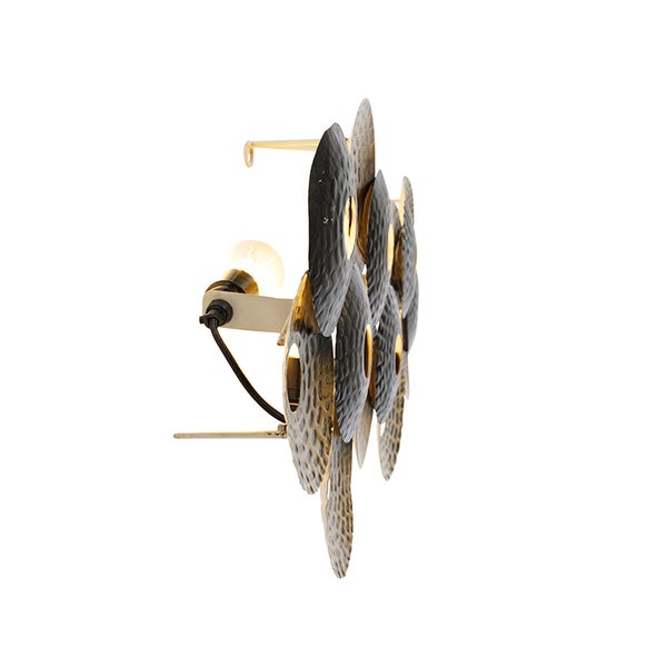 Dekorative Wandleuchte mit Metallelementen und Glühbirne