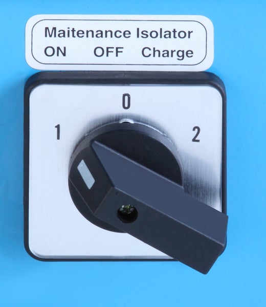 Wartungsisolationsschalter mit den Positionen Ein, Aus und Laden