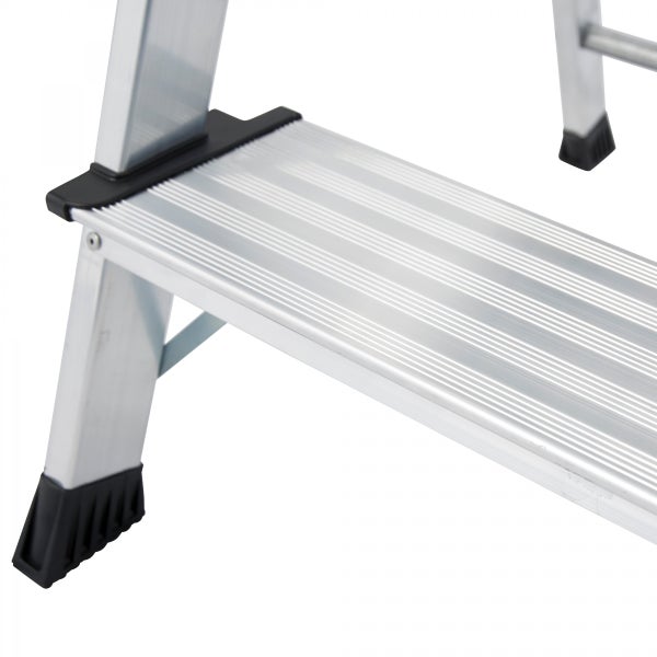 Detailaufnahme einer Aluminium Trittstufe mit Anti-Rutsch-Belag und Kunststofffüßen.