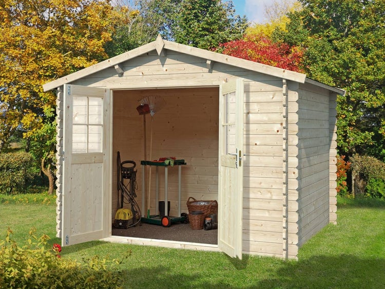 Gartenhaus aus Holz mit Satteldach und geöffneter Doppeltür, im Inneren befinden sich Gartengeräte auf einer Rasenfläche.