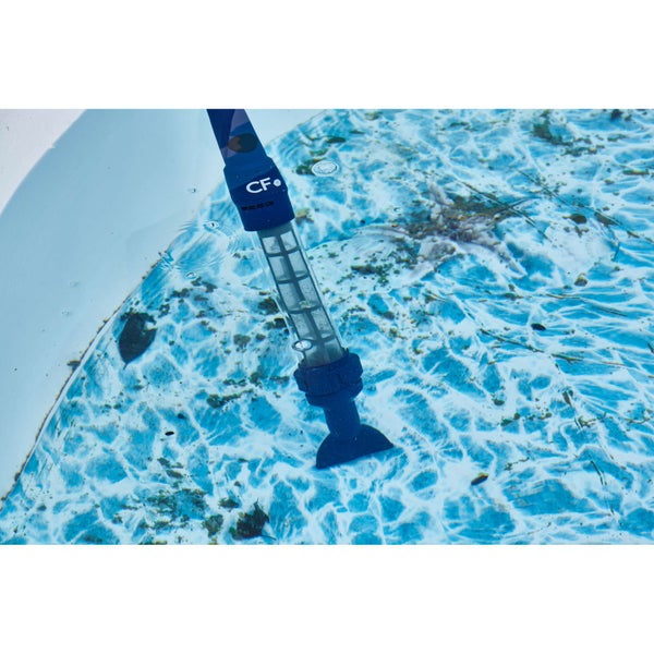 Manueller Poolsauger mit CF Logo beim Absaugen von Schmutz am Boden eines Schwimmbeckens.
