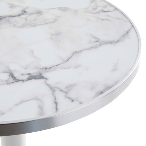 Runde Tischplatte in Marmor-Optik mit silberner Metalleinfassung.