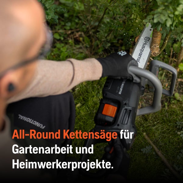 Person benutzt eine Husqvarna Kettensäge zum Beschneiden eines Astes