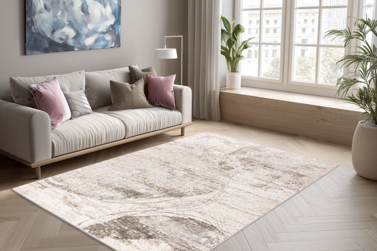 Wohnzimmer mit modernem Sofa, gemustertem Teppich auf Parkettboden, Pflanzen und Wandbild in einem hellen und gemütlichen Wohnbereich.