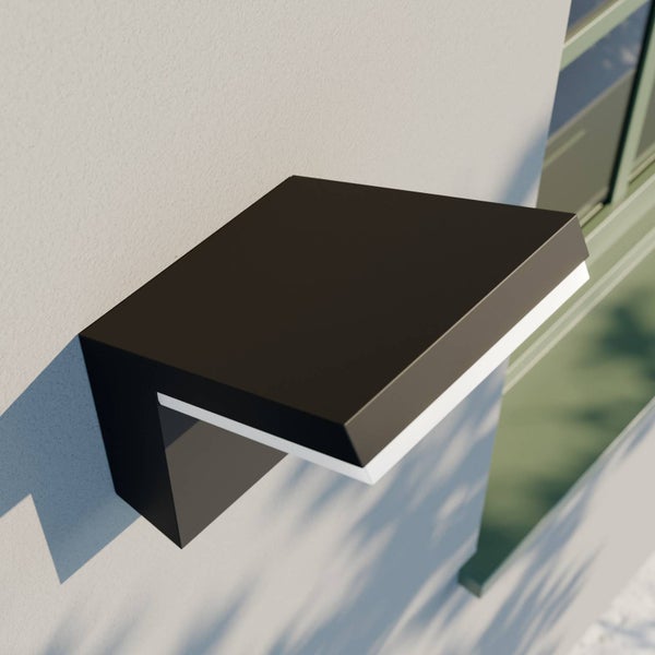 Moderne schwarze Außenwandleuchte in rechteckiger Form.