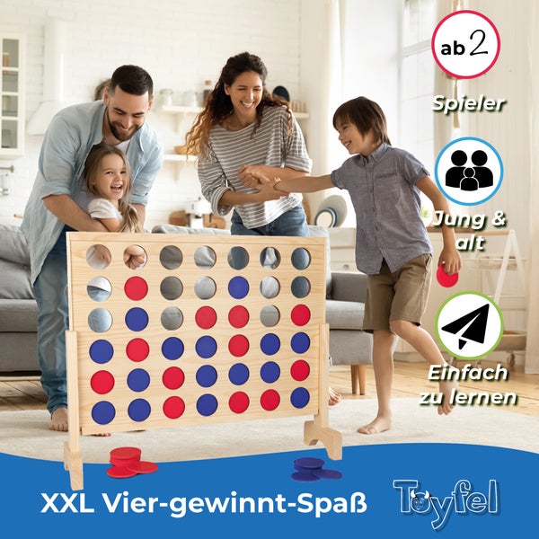 Familie spielt gemeinsam ein XXL Vier gewinnt Spiel aus Holz im Wohnzimmer, Toyfel Logo, Symbole für Spieleranzahl, Alter und einfache Regeln.