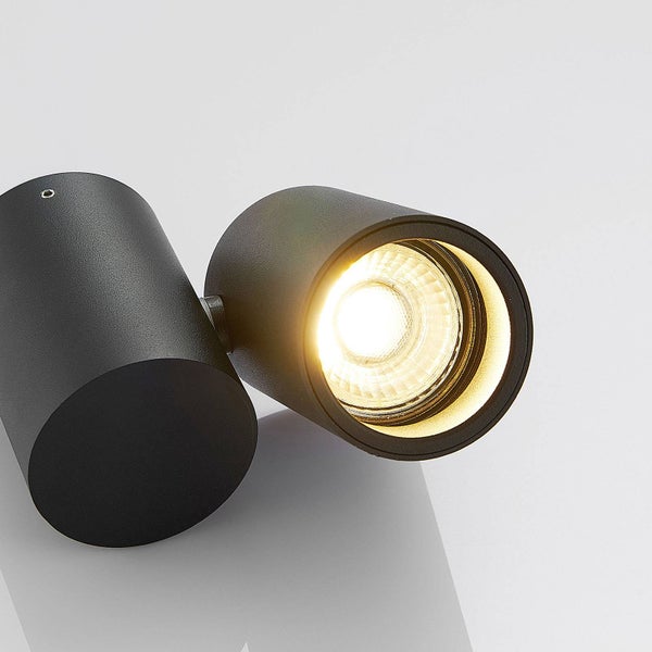 Zwei schwarze zylindrische Strahler.