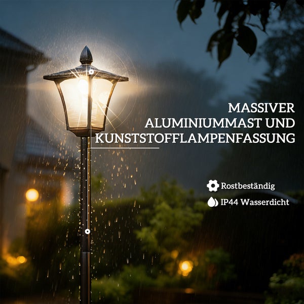 Außenleuchte mit Aluminiummast und Kunststofffassung im Regen, rostbeständig und wasserdicht nach Schutzart IP44.