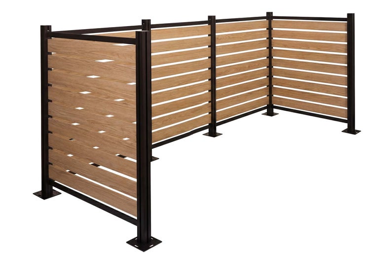 Modularer Sichtschutzzaun mit horizontalen Holzlamellen und dunklem Metallrahmen in Eckform.