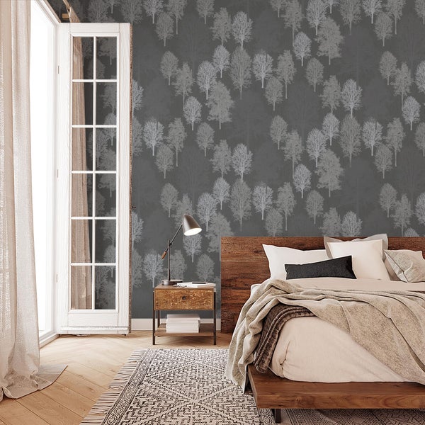Modernes Schlafzimmer mit Vliestapete mit Waldmotiv, Holzbett, Nachttisch und Terrassentür in einem hellen, wohnlichen Ambiente.