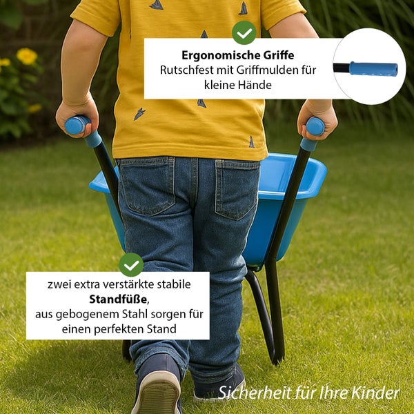 Kind schiebt eine Kinderschubkarre mit ergonomischen, rutschfesten Griffen und stabilen Standfüßen aus Stahl im Garten.